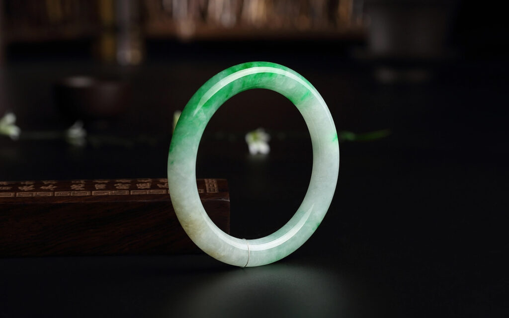 What's the Difference Between Hetian Jade and Jadeite?