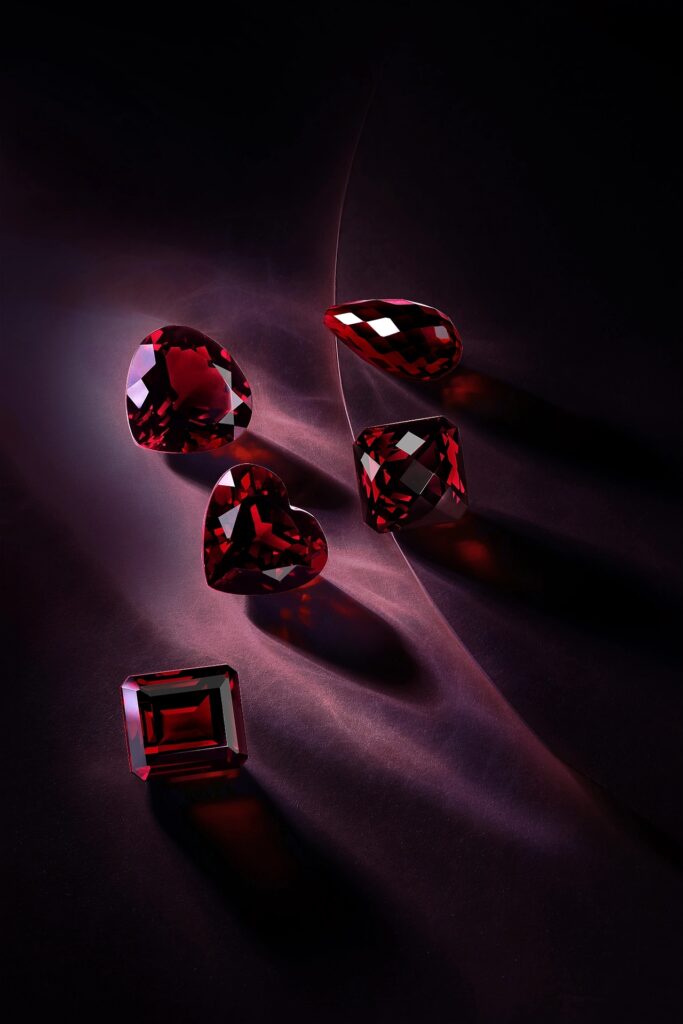 How to distinguish between synthetic gemstones and natural gemstones?