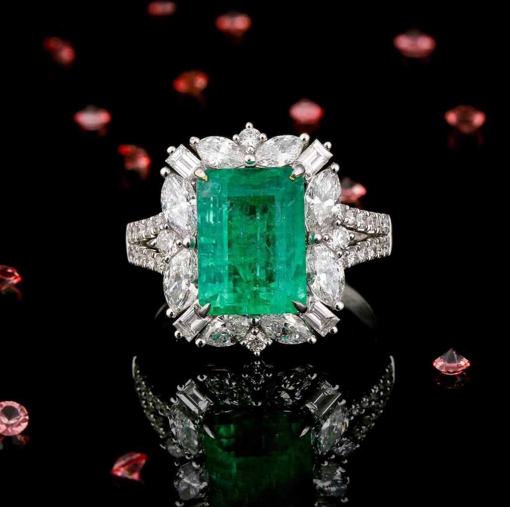 How to distinguish between synthetic gemstones and natural gemstones?