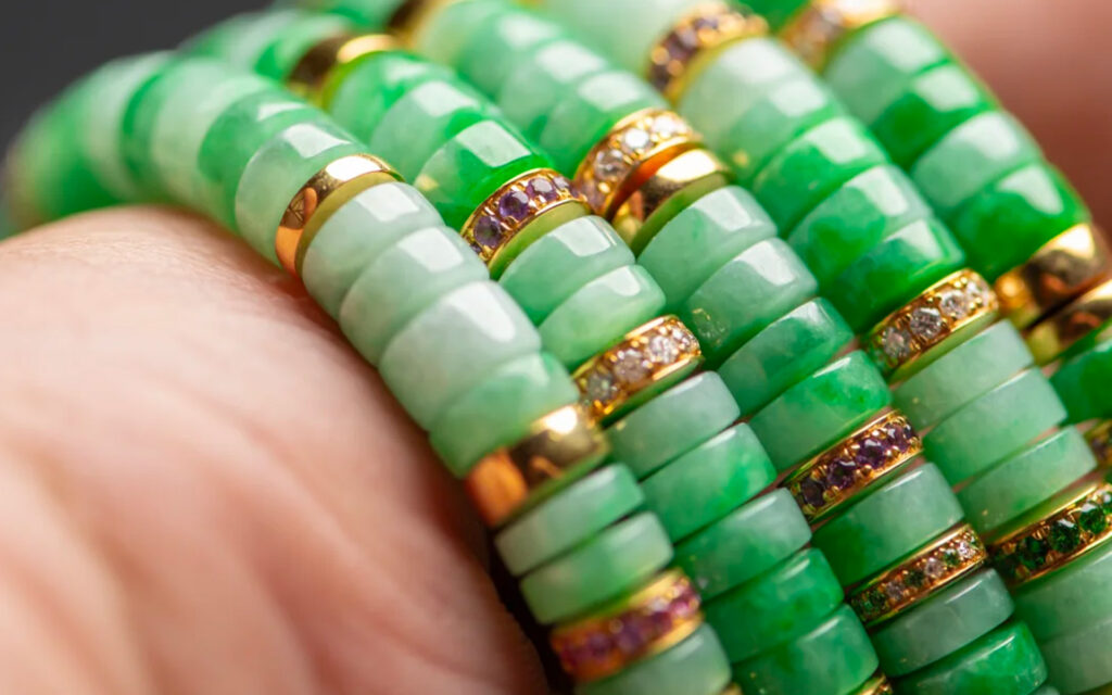 With so many beautiful jadeite bracelets available, can you wear them on both wrists? Jadeite bracelet