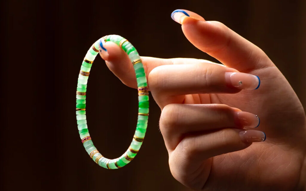 With so many beautiful jadeite bracelets available, can you wear them on both wrists? Jadeite bracelet