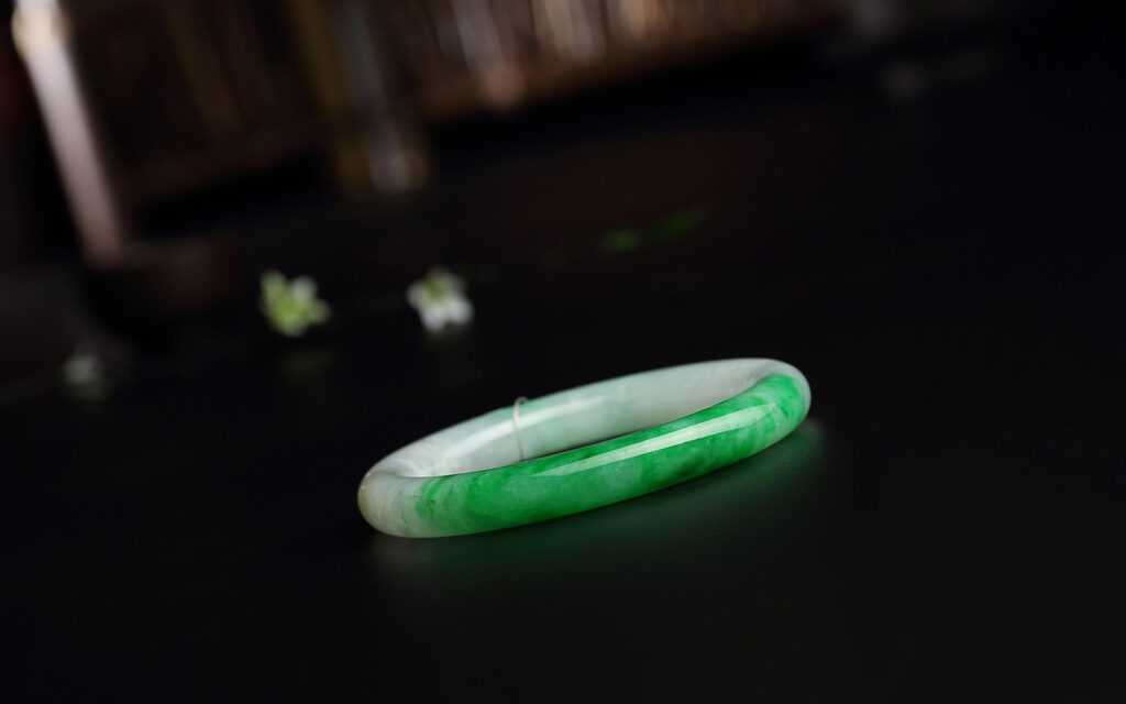 The Difference Between Hetian Jade and Jadeite Hetian Jade and Jadeite